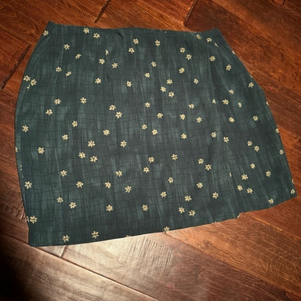 Cross Country petite dark green and beige floral wrap skirt 2 button closure 12p